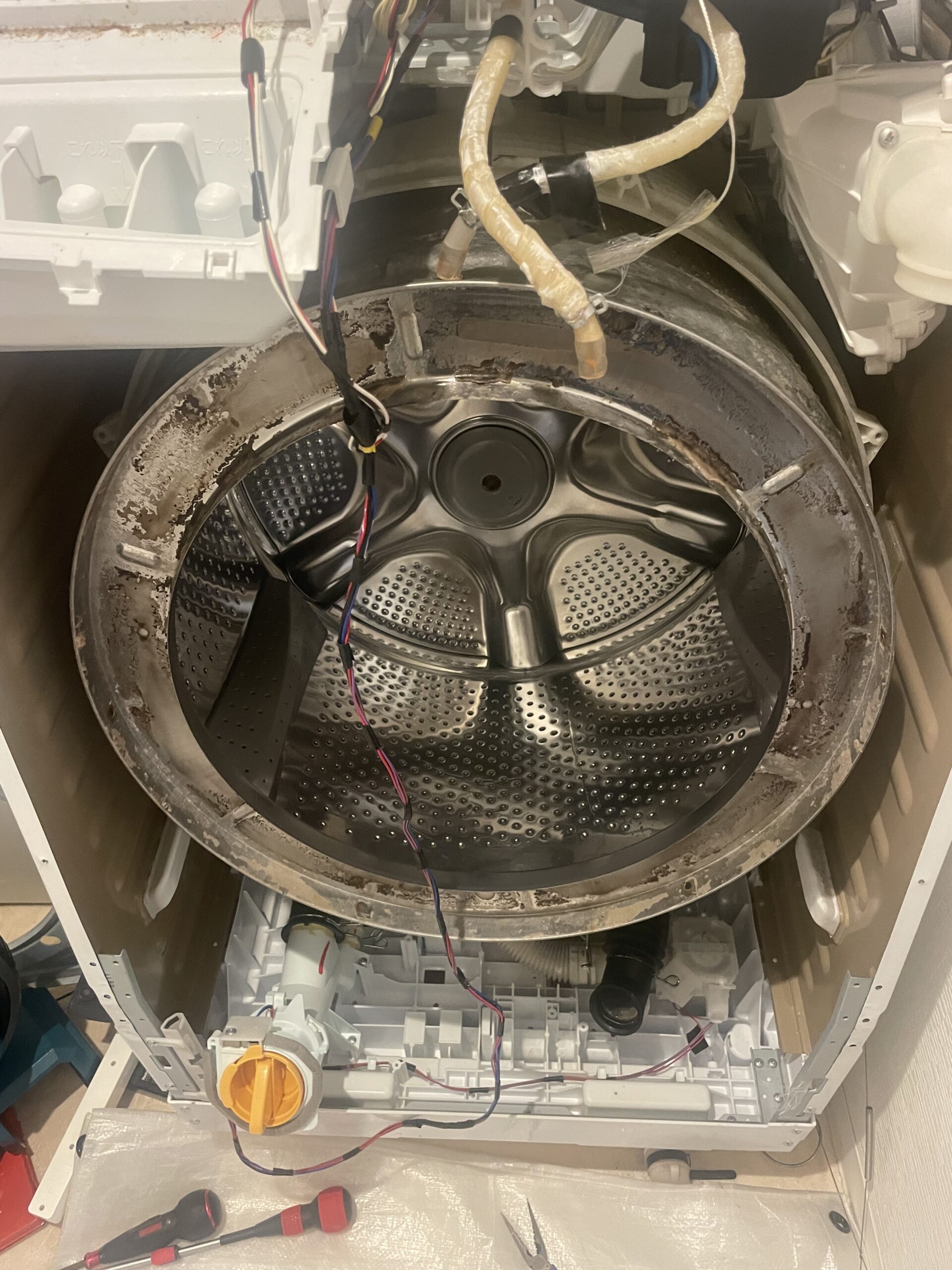 ドラム式洗濯機分解クリーニング:日立BD-S3800分解クリーニング作業