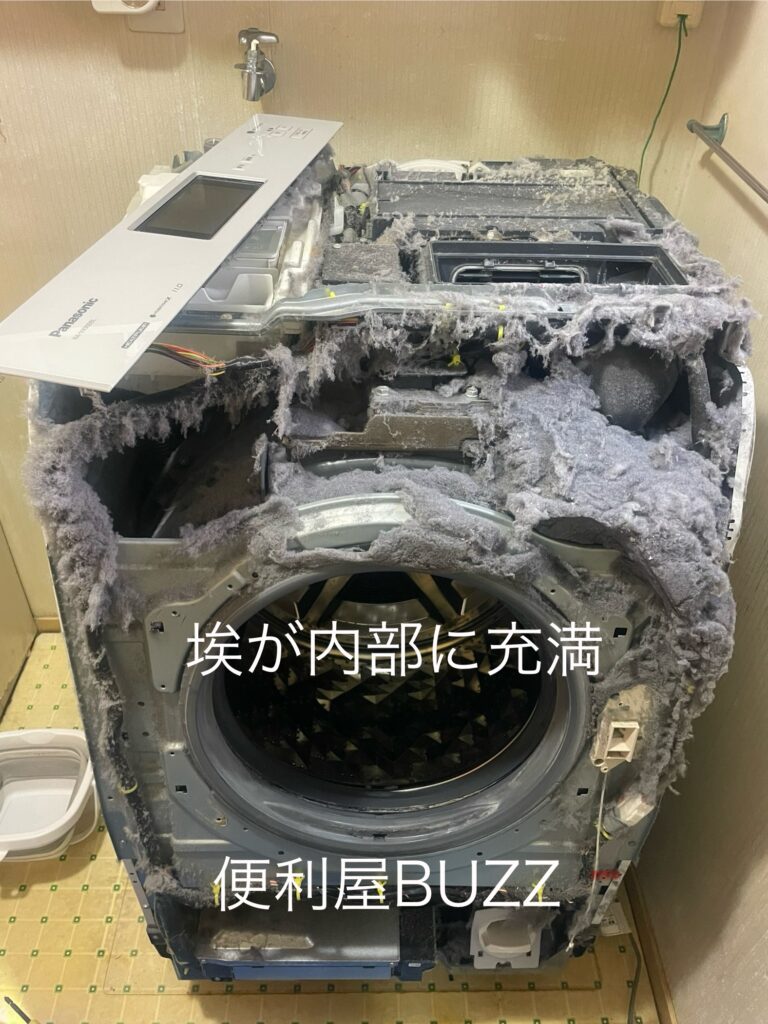 Panasonic NA-VX900BR 乾燥ダクトが外れていて洗濯機内部に埃がびっしり付着している状態になります。
