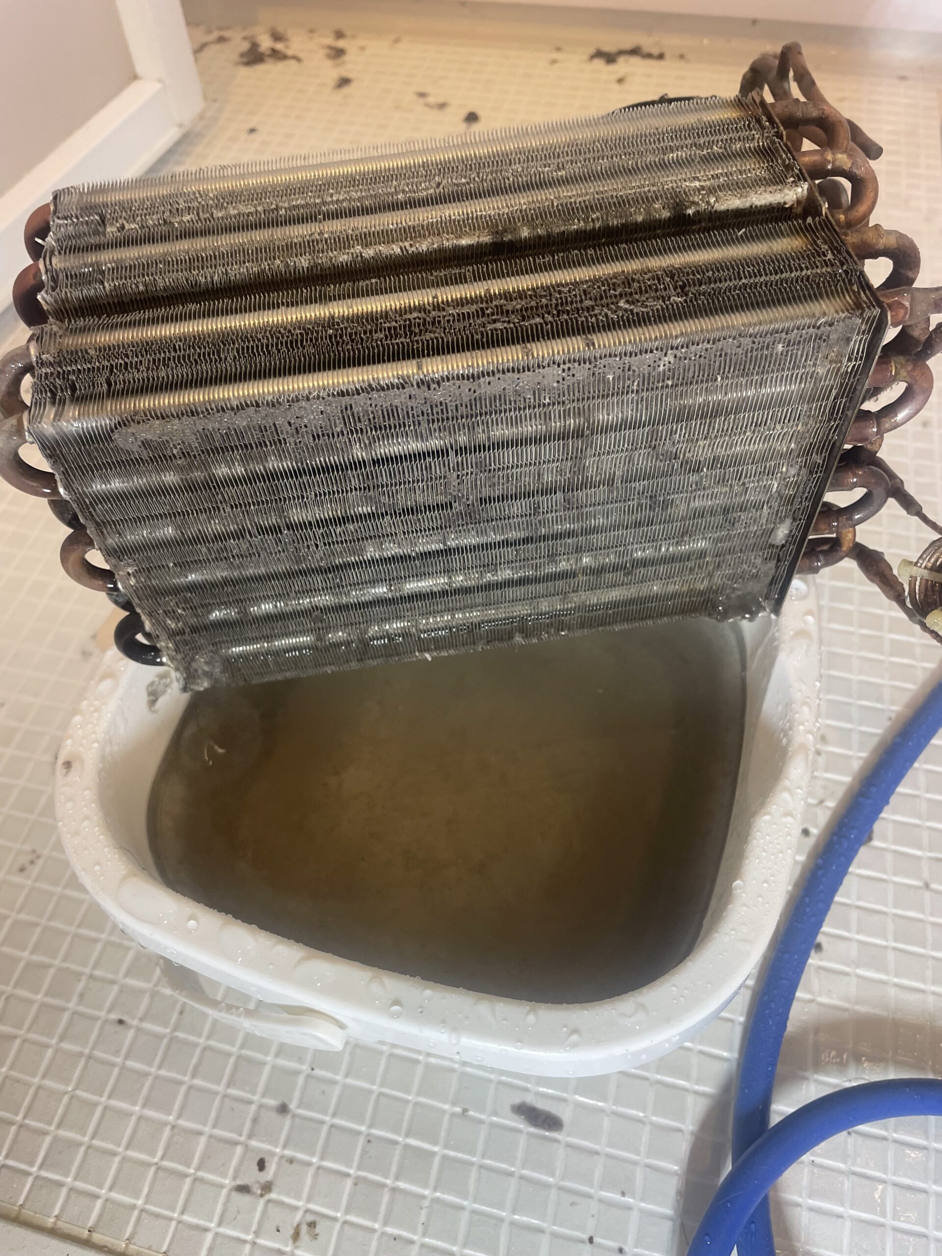 高圧洗浄で取れたヒートポンプの汚れ