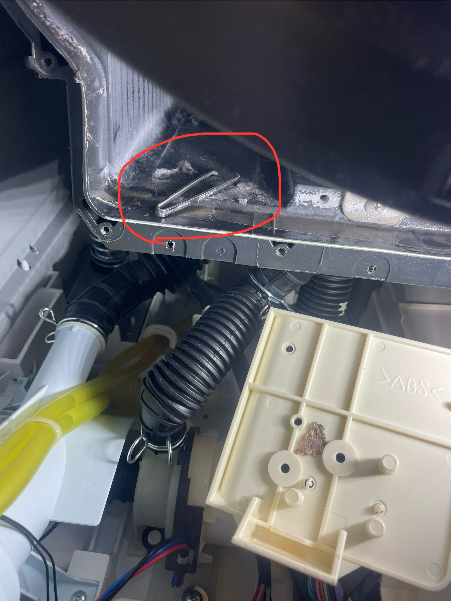 ドラム洗濯機内部にピンセット発見