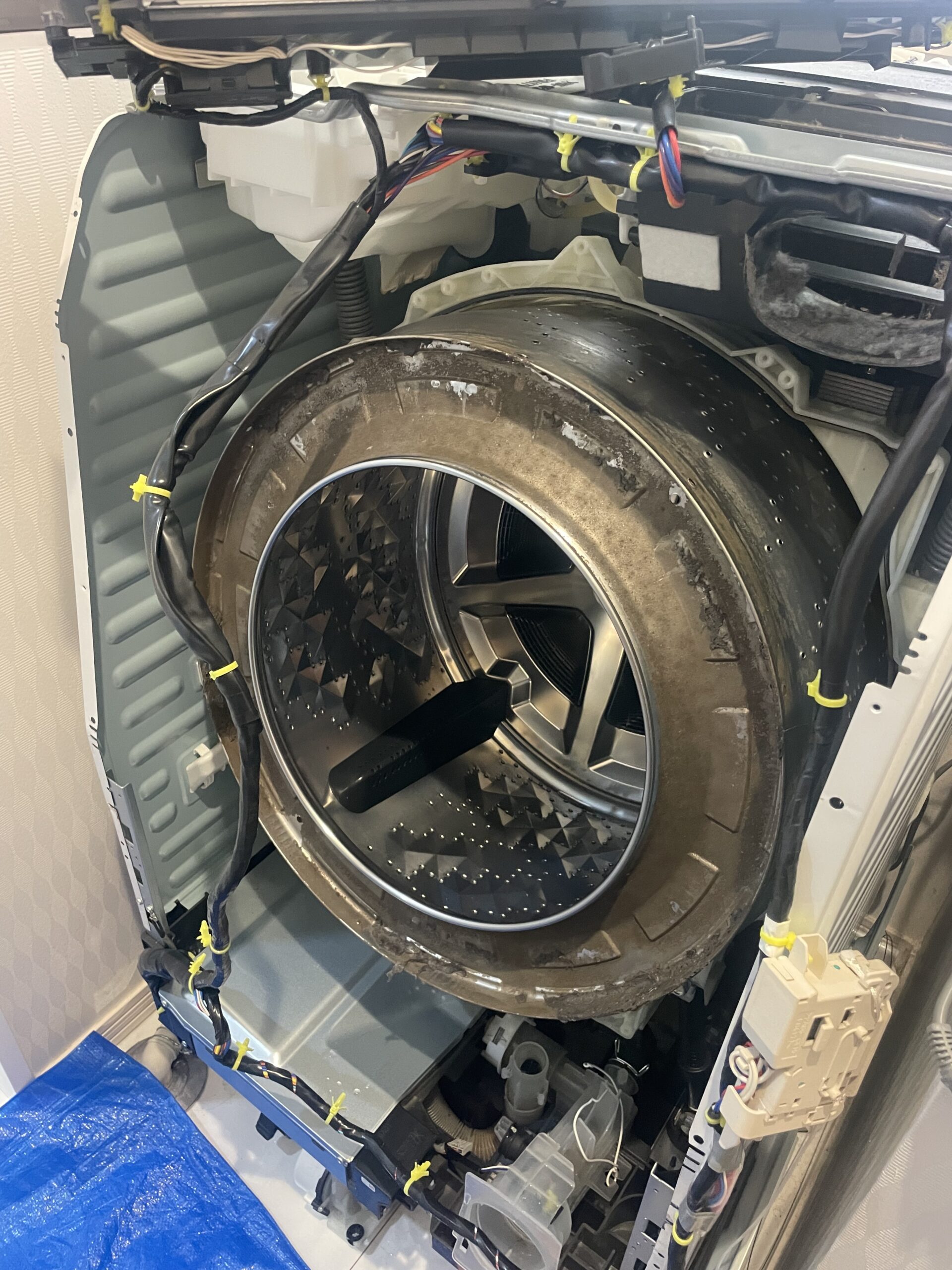 ドラム槽洗浄前 - 砂が混ざって茶色になっている状態