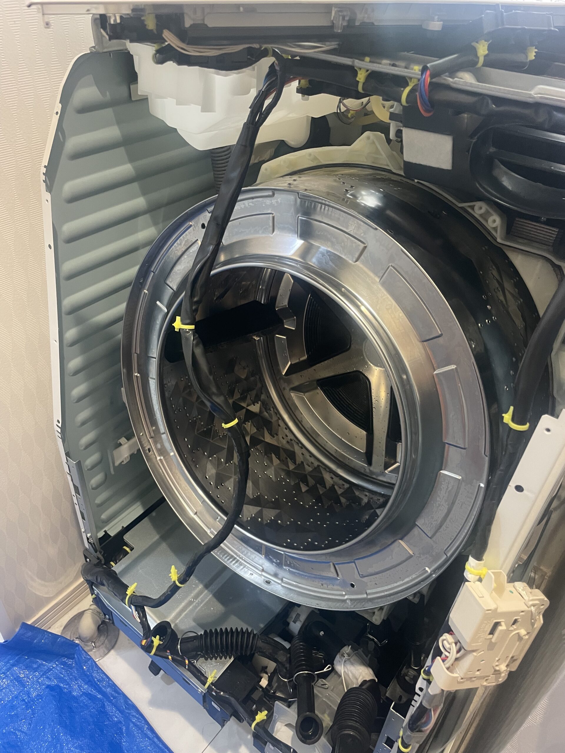 高圧洗浄でドラム槽を洗浄している様子