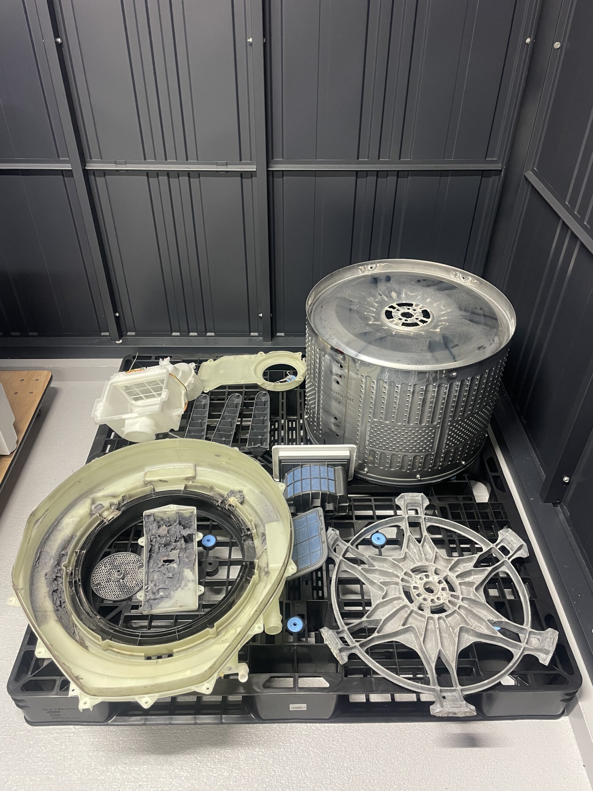 ドラム洗濯機の完全分解パーツに付着した埃とカビ汚れ