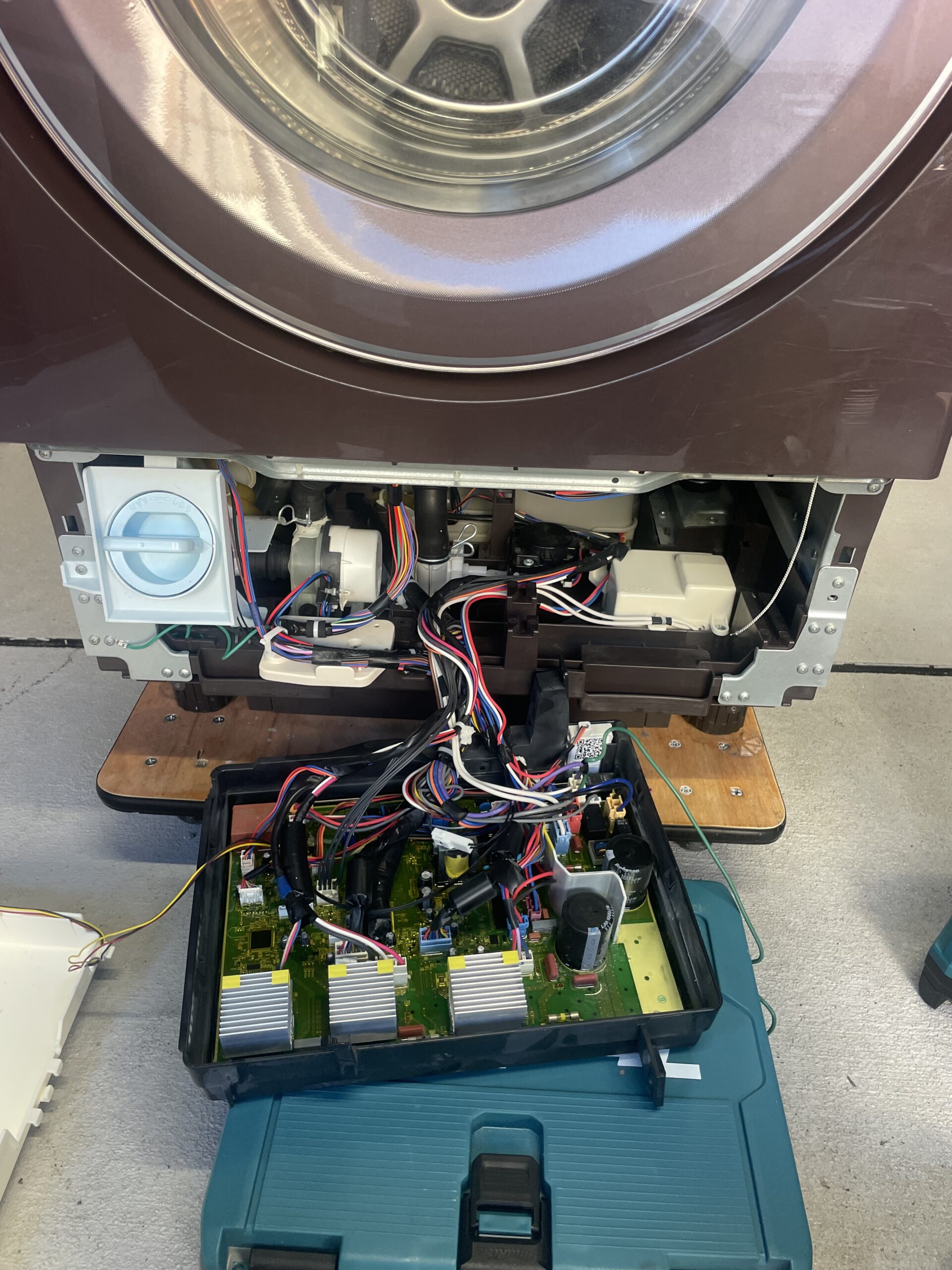東芝TW-127XP1Lの基板からヒートポンプ周辺の配線を取り外す作業