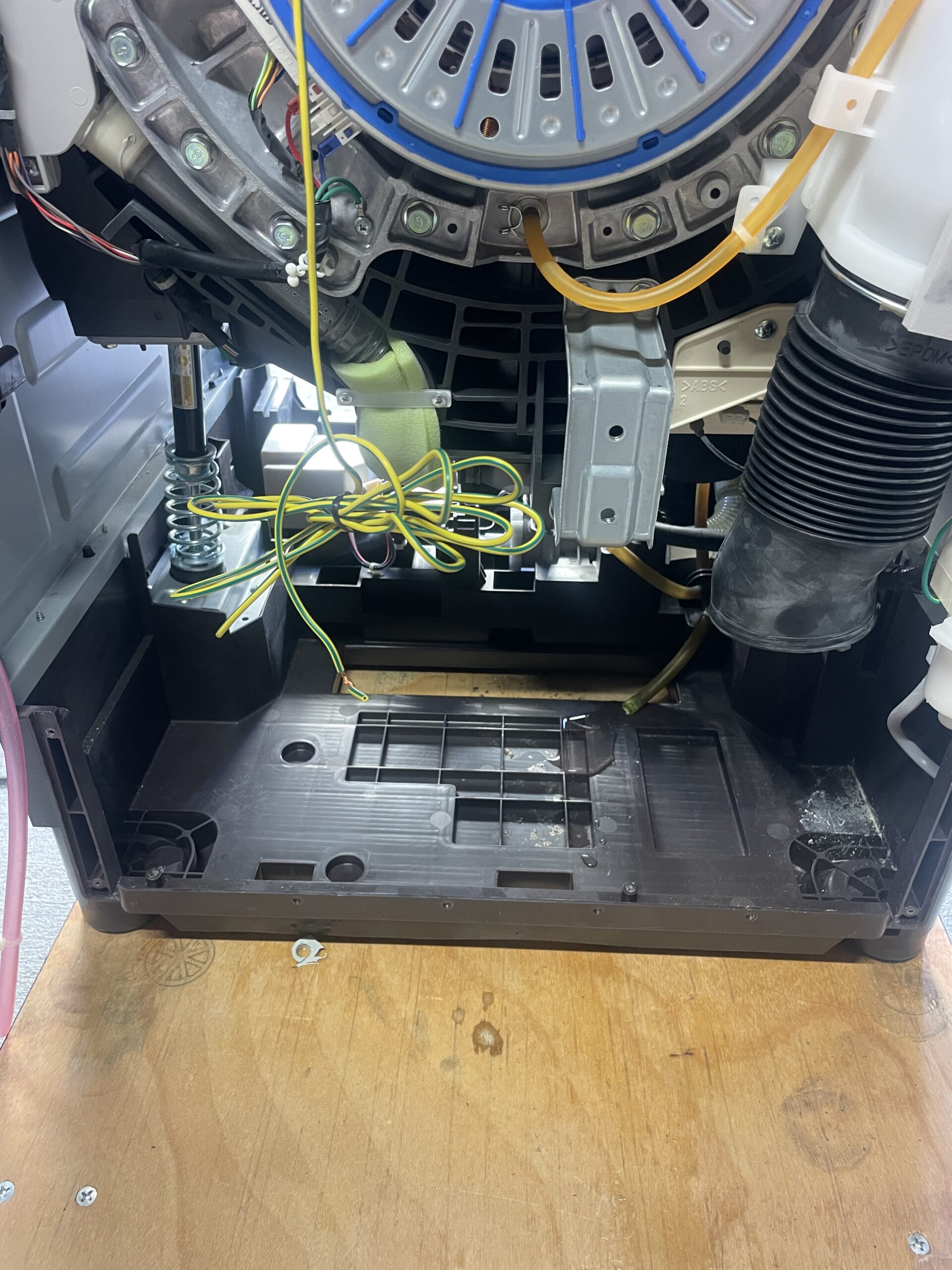 東芝ドラム式洗濯機TW-127XP1Lからヒートポンプを取り外す作業