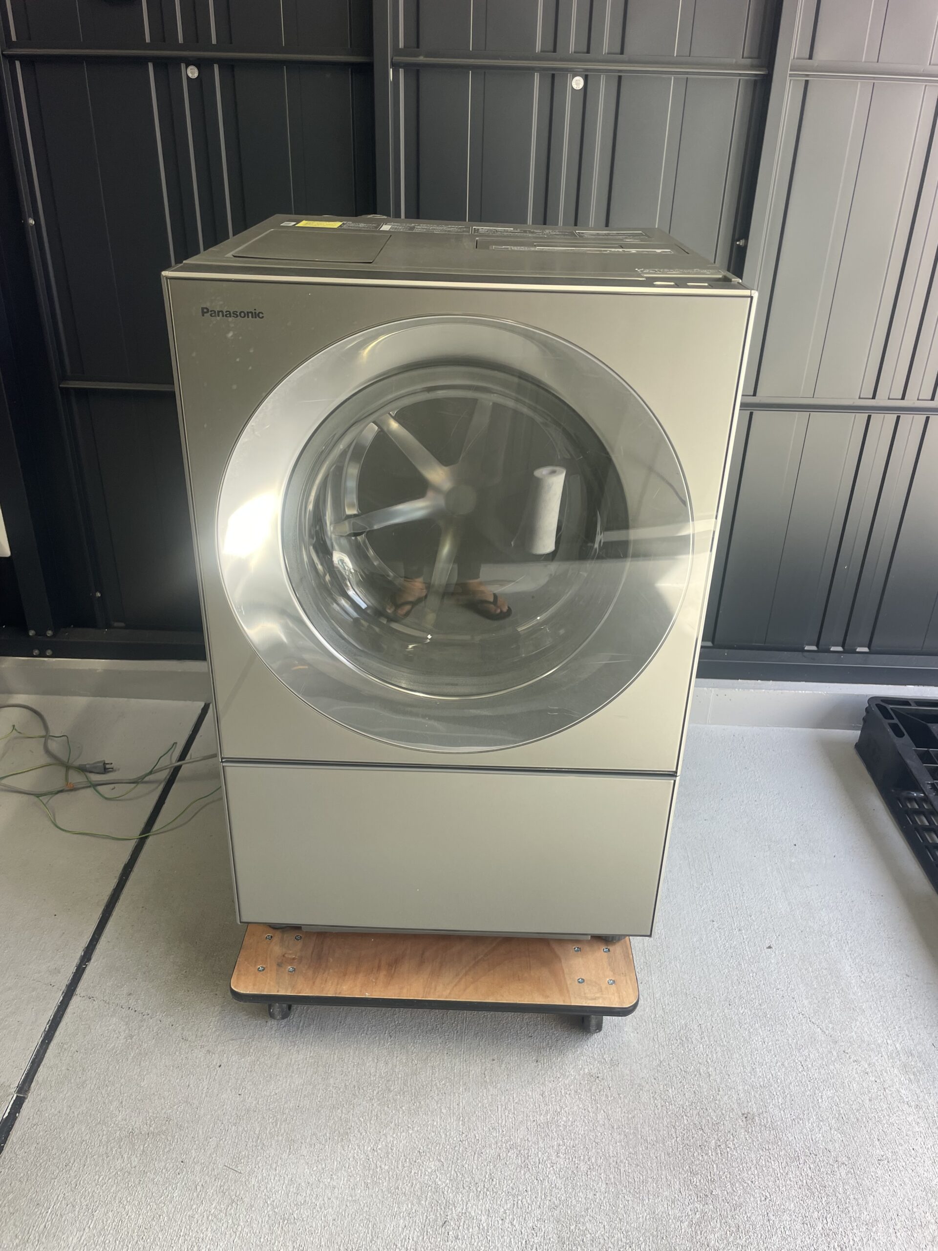 ガレージに持ち込みされたPanasonic NA-VG2200L中古ドラム式洗濯機