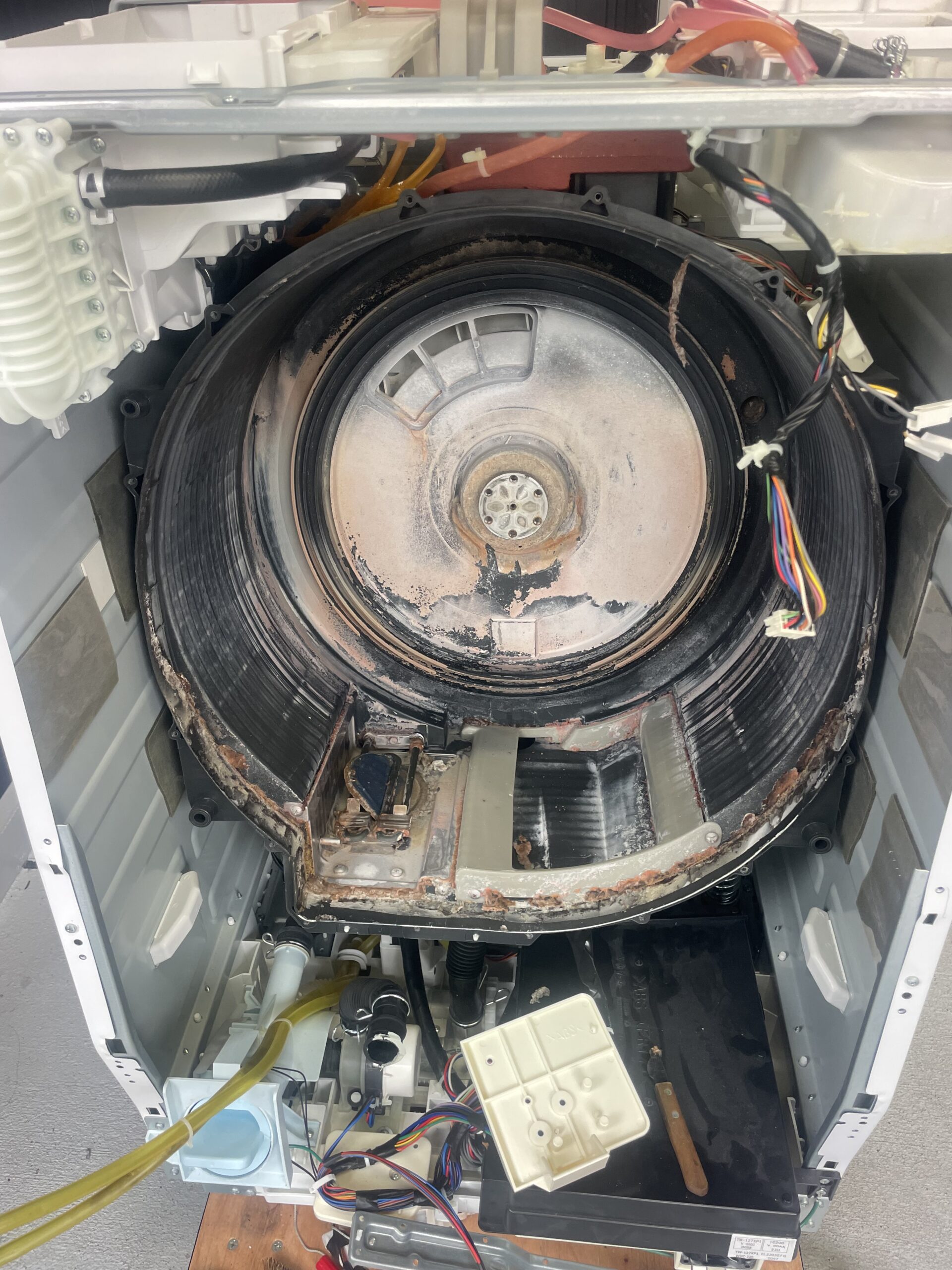 東芝TW-127XP1Rの水槽内部に洗剤カスが大量に付着した洗浄前写真