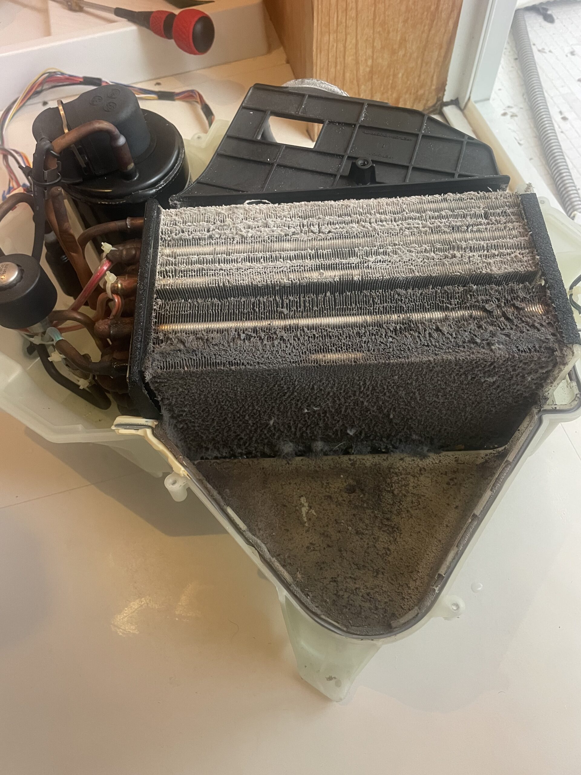 SHARPドラム式洗濯機のヒートポンプ内部に蓄積した汚れ