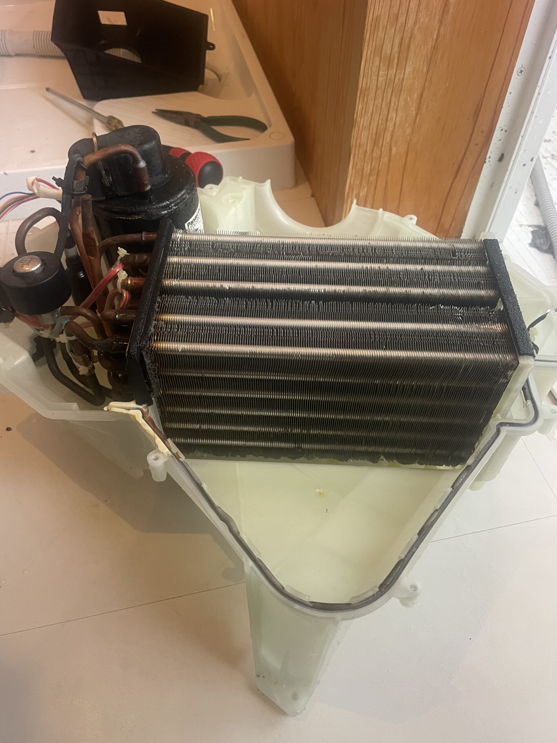 SHARPヒートポンプ内部の分解洗浄作業